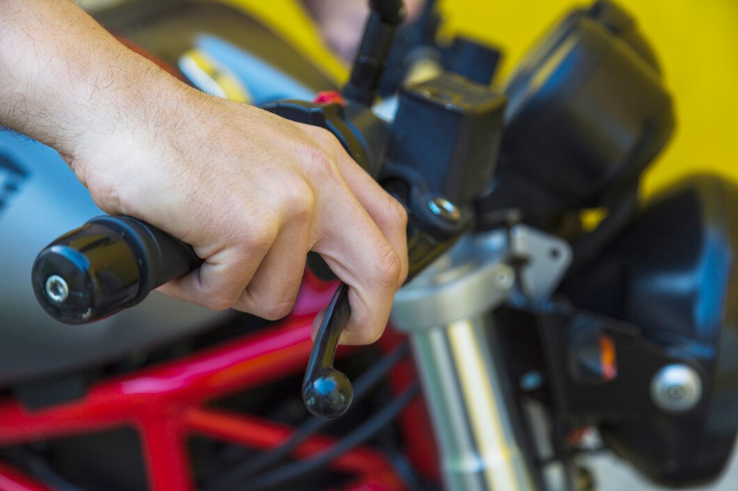Jak prawidłowo dobrać oleje i płyny do swojego motocykla – poradnik dla początkujących